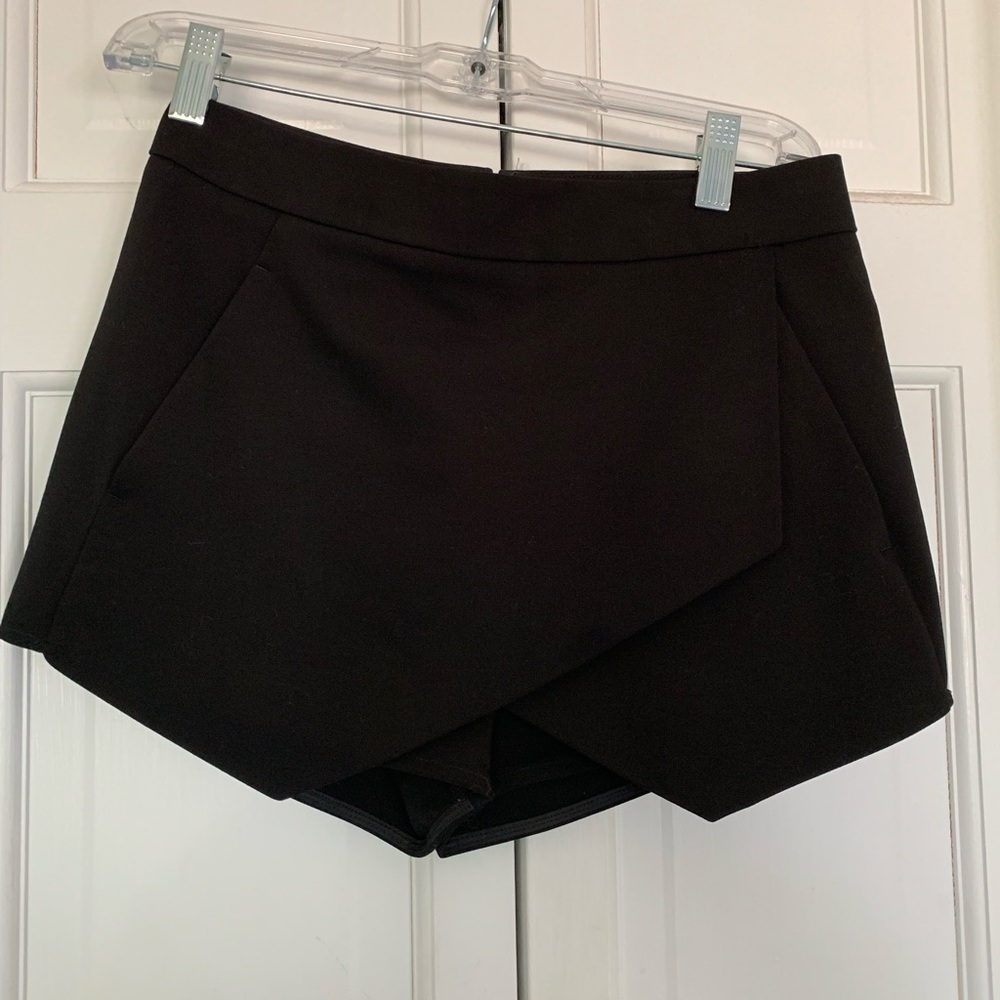 NWOT BLACK EXPRESS SKORT